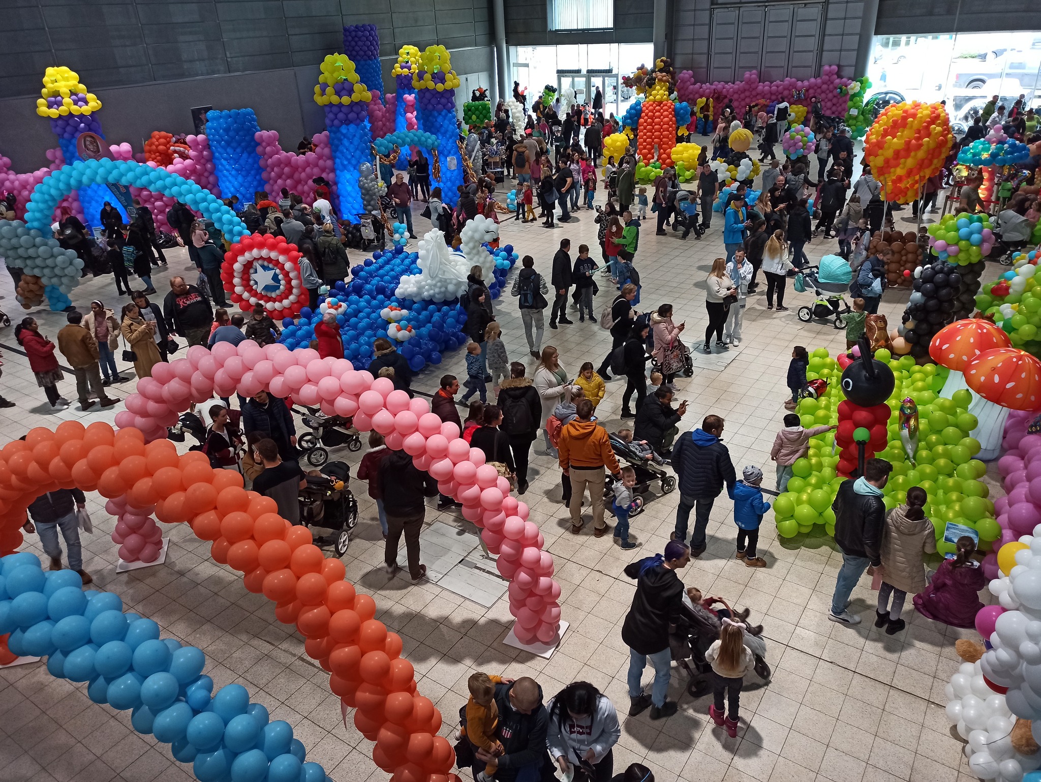 Obří balónková výstava s návštěvníky